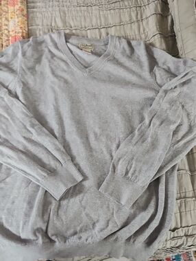 L.L. Bean Men's V-Neck Cotton-Cashmere Sweater in Light Gray